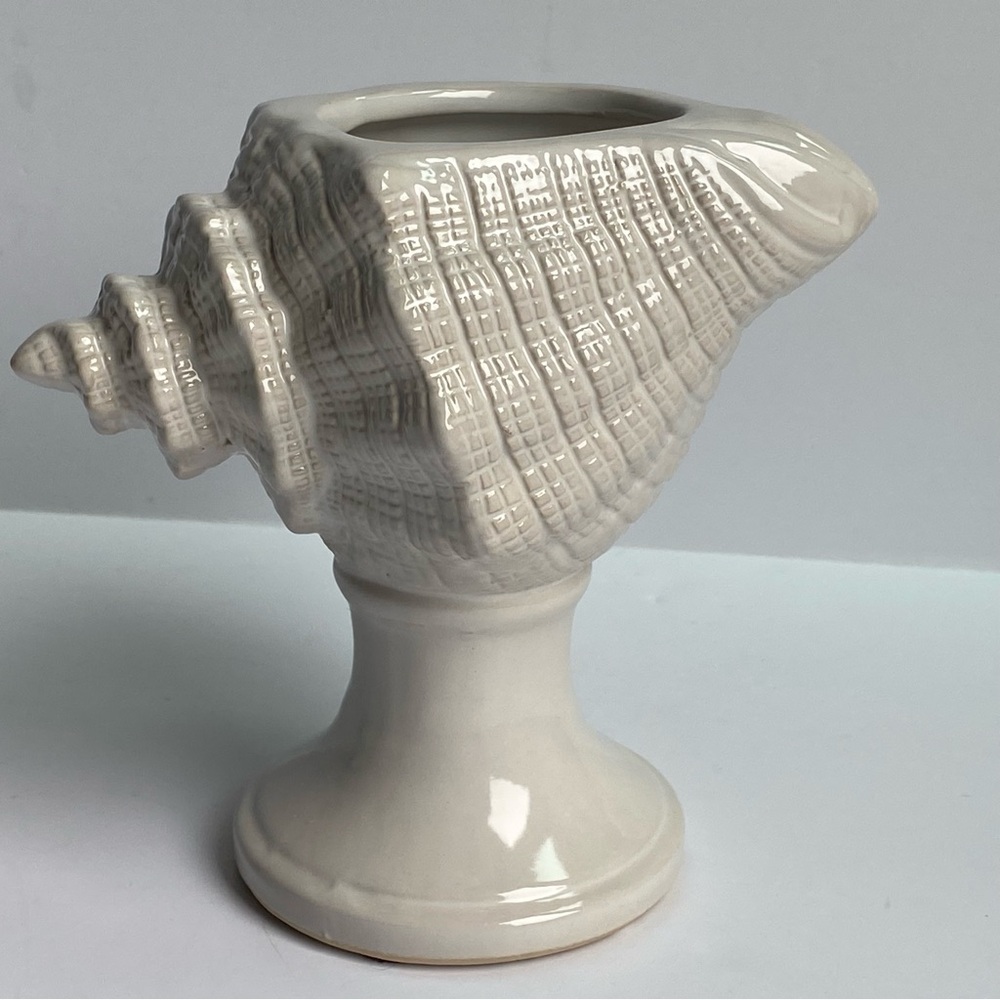 NAPA HOME AND GARDEN Shell Vase White Ceramic Pediatal Small EUC Beach Conch